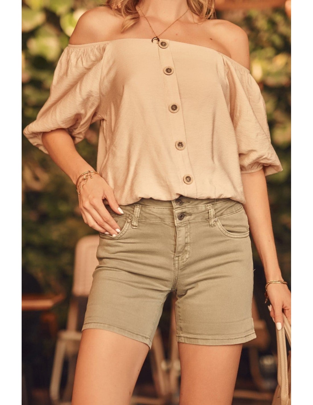 Kurze Bluse mit Knöpfen und kurzen Ärmeln, beige MP29363 – Online-Shop – Boutique